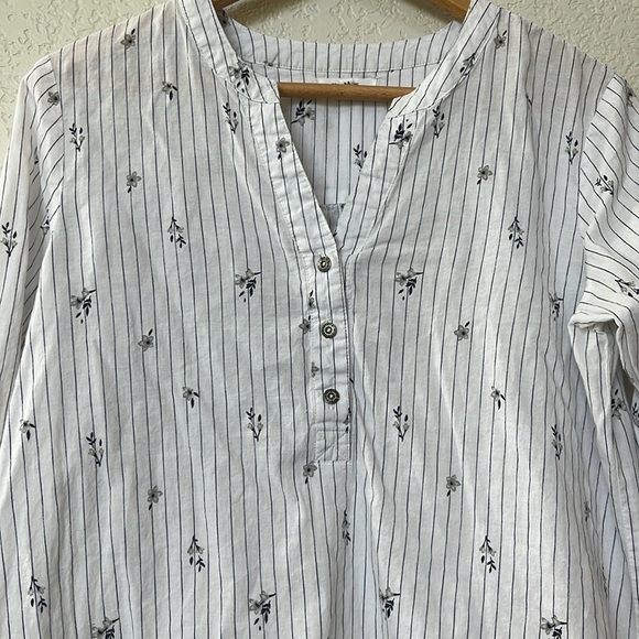 Maurices Long Sleeve Blouse Floral Striped Cotton White and Blue size Medium - Picture 2 of 12